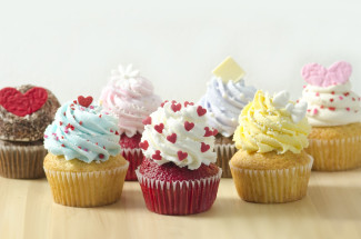 Bunte Muffins mit Herzchenform